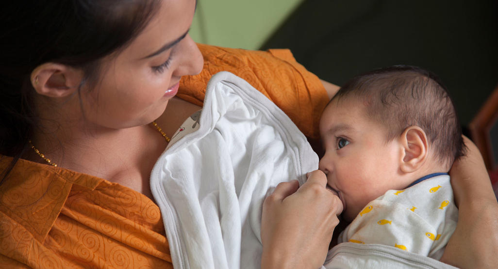 Mother breastfeeding, emphasizing the benefits beyond the bond, in the Aura Breastfeeding Workshop.